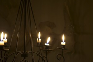 Für Licht in den Waldhütten sorgten ganz klassische Kerzenleuchter