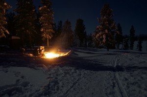 Lagerfeuer im Schnee während der Polarnacht