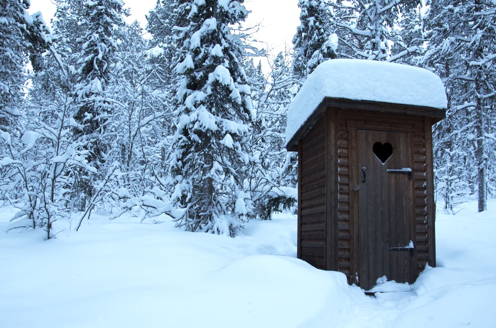 Toilette, Toilettenhäuschen im Schnee