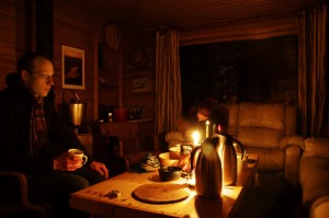 Aufnahme aus dem inneren einer der Waldhütten, in denen wir während der Tour geschlafen haben