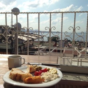 Frühstück in unserem Hostel in Istanbul mit Blick auf den Bosporus