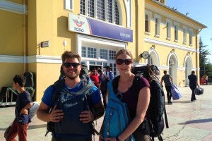Caro und Manuel vor dem Bahnhof in Kayseri