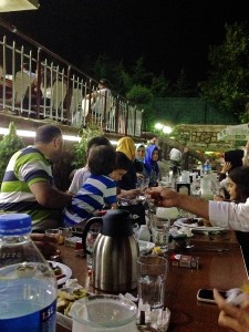 Zusammen mit der ganzen Familie und Freunden sitzen wir an einer langen Tafel und genießen den Abend