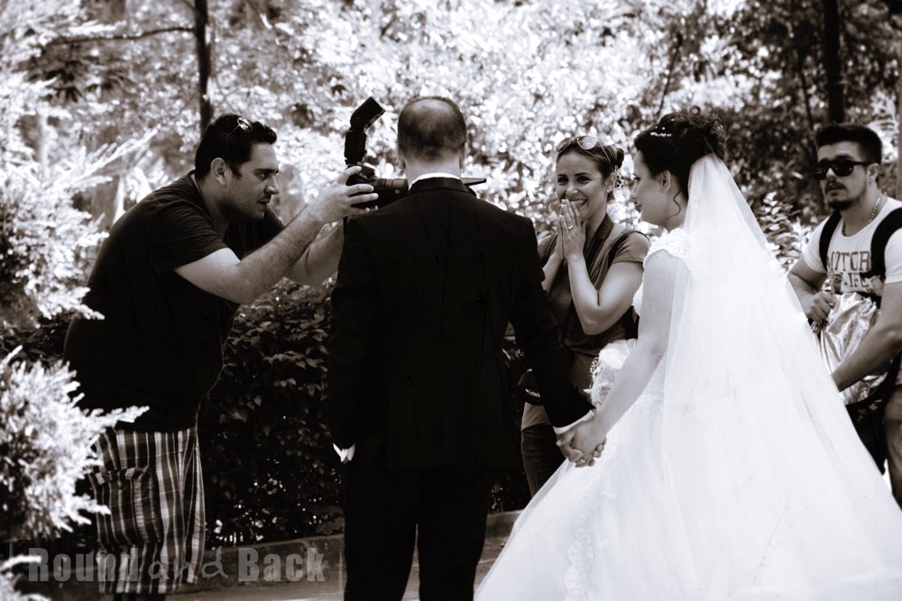 Hochzeitspaar beim Foto-Shooting im Stadtpark, Streetfotografie