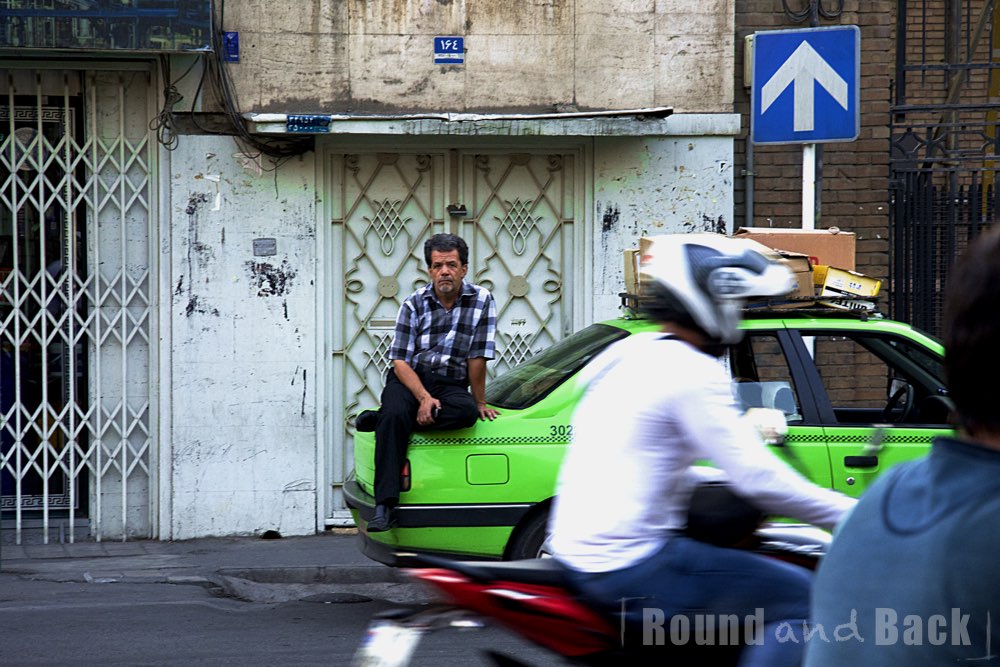 Teheran, Streetfotografie, Taxifahrer wartet auf Kundschaft