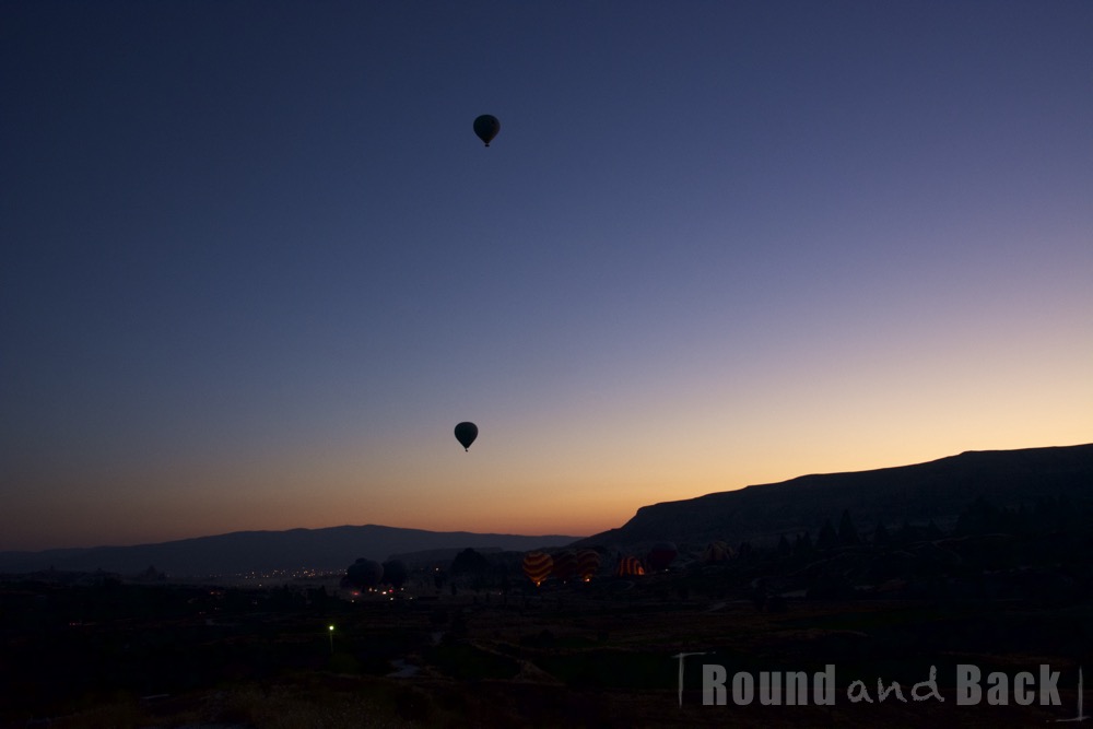 Aufnahme von zwei Heißluftballons über Kappadokien die mit dem Morgengrauen starten