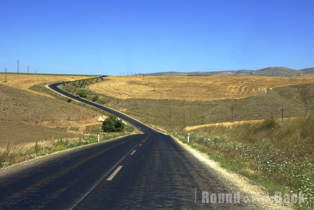 Landstraße in der Türkei die an Feldern vorbeiführt