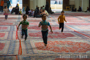 Shiraz, Schah-Cheragh-Schrein, spielende Kinder