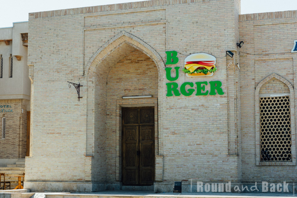 Foto eines Burgerladens in Bukhara, Usbekistan