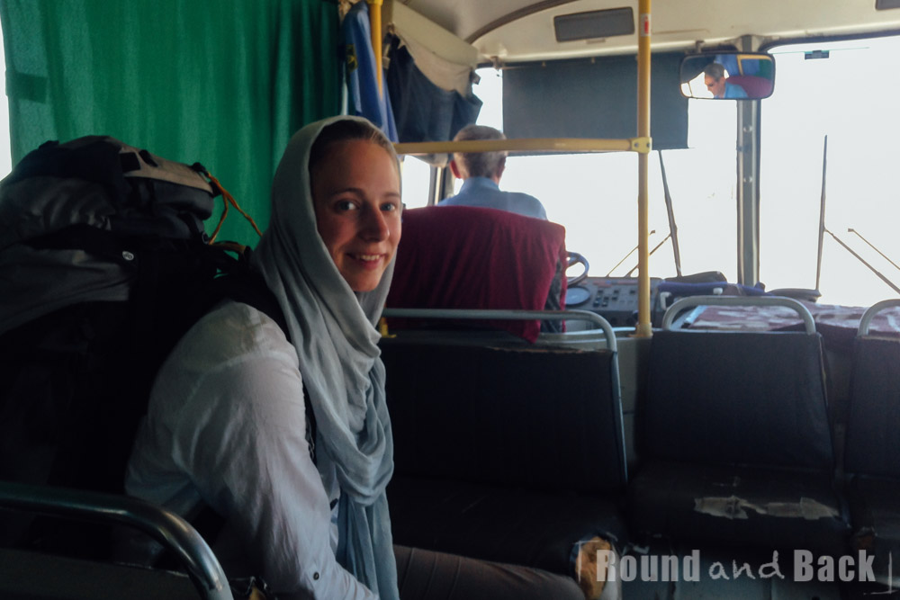 Foto aus dem inneren eines Shuttlebusses im Niemandsland zwischen der iranischen und turkmenischen Grenze