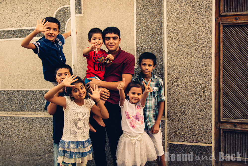 Gruppenfoto von Kindern, die alle in der gleichen Straße wohnen. Samarkand, Usbekistan.