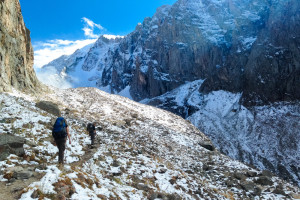 Aufnahme des Wanderweges, der zwischen zwei Bergmassiven hindurch führt