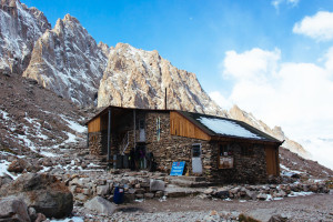 Die Berghütte am Fusse des Ala-Archer-Gletschers