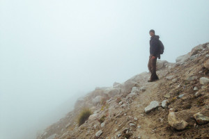 Carolin, wie sie auf dem Wanderweg steht, während alles andere im Nebel verschwindet