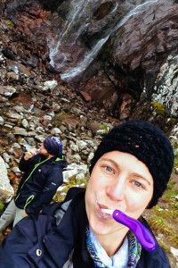 Selfie vor dem Wasserfall, während wir uns die Zähne putzen