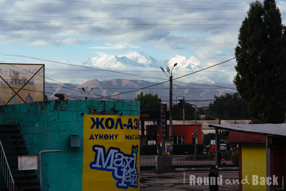 Stadt Bishkek, Kirgistan, mit den Ala-Archer Bergen im Hintergrund