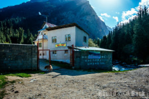 Das Gebäude der heißen Quellen von außen, mit den Bergen im Hintergrund