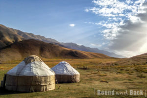 Die Sonne geht über dem Yurten-Camp auf