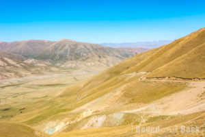 Blick ins Tal mit den Yurten sehr klein in der Ferne