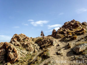 Steiniger und steiler Teil des Pfades, wie er über eine Klippe führt